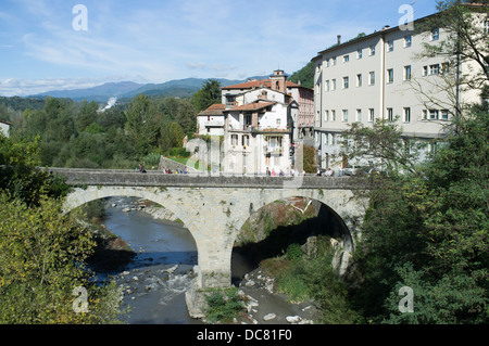 Castelnuovo di Garfagnana, Toscana, Italia, ponte sopra il fiume Serchio Foto Stock