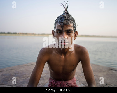 Ritratto di giovane uomo indiano lavare i capelli nel fiume Gange ( Varanasi ) Foto Stock