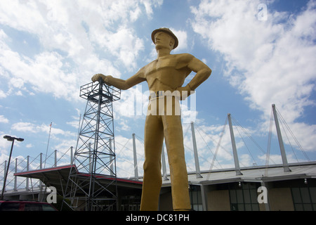 Il gigante iconica rigger olio/foratura statua sulla fiera in Tulsa, OK, Stati Uniti d'America. Foto Stock