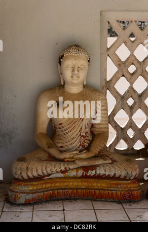 Piccoli gruppi grunge statua del Buddha in una nicchia, Avukana, Sri Lanka Foto Stock