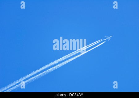 Contrails / vapore a getto di scia di un aereo Foto Stock