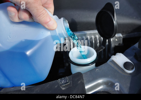 Il rabbocco auto liquido lavavetro del parabrezza Foto Stock