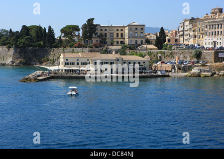 Vista della città di Corfù dal mare Ionio Foto Stock