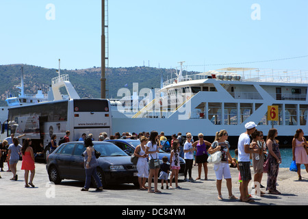 Occupato al porto dei traghetti a Igoumenitsa nel nord della Grecia occidentale Foto Stock