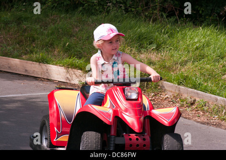 Bambina in sella a una moto quad go cart Foto Stock