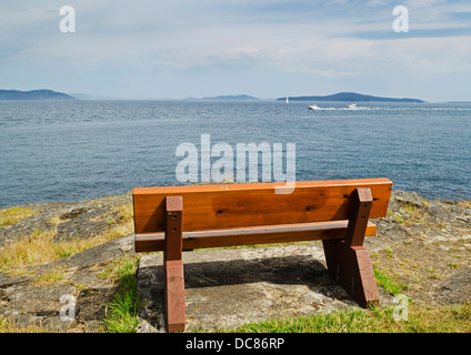 Banco di vuoto che si affaccia nelle acque della Georgia Strait, British Columbia, Canada. Da Ruckle Parco Provinciale sulla molla di sale isola, BC. Foto Stock