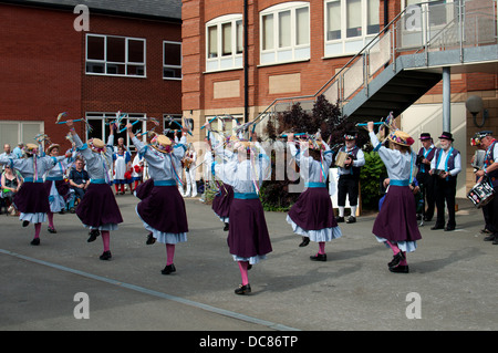 Bollitore zoccoli ponte dancing a Warwick Folk Festival, Warwick, Regno Unito Foto Stock