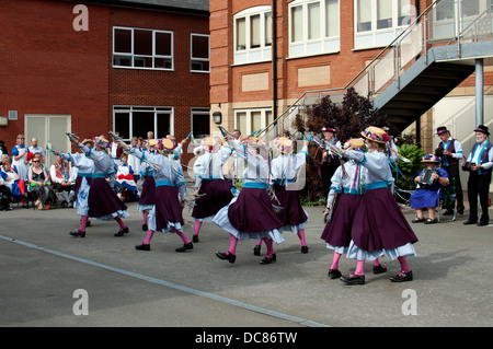 Bollitore zoccoli ponte dancing a Warwick Folk Festival, Warwick, Regno Unito Foto Stock