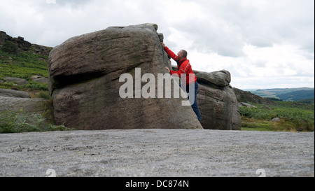Rocciatore bouldering a bordo Burbage South, Derbyshire, Parco Nazionale di Peak District, Inghilterra, UK, Regno, unito, grande, BRI Foto Stock