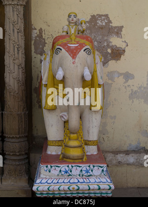 Elefante e rider statua a Ramnagar Fort sulle rive del Gange Fiume - Varanasi, India Foto Stock