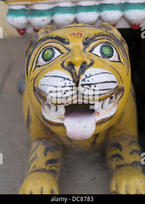 Piccola tigre religiosa statua Ramnagar Fort sulle rive del Gange Fiume - Varanasi, India Foto Stock