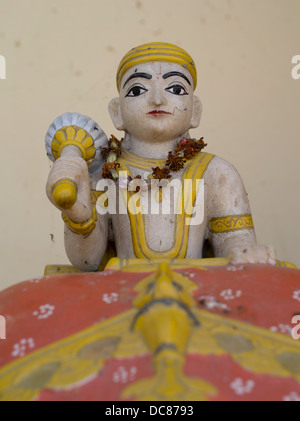 Piccola statua religiosa - Ramnagar Fort sulle rive del Gange Fiume - Varanasi, India Foto Stock