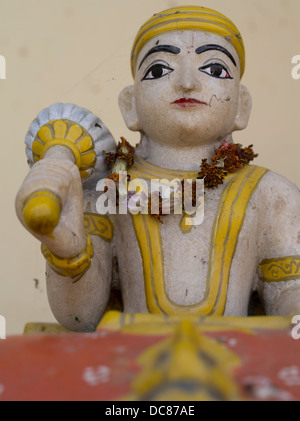 Piccola statua religiosa - Ramnagar Fort sulle rive del Gange Fiume - Varanasi, India Foto Stock