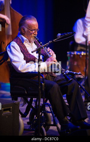 La leggenda del jazz Signor Acker Bilk giocando clarinetto in una sedia a rotelle con la sua Paramount Jazz Band a Brecon Jazz Festival 2013 Foto Stock