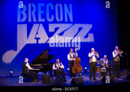 La leggenda del jazz Signor Acker Bilk giocando clarinetto in una sedia a rotelle con la sua Paramount Jazz Band a Brecon Jazz Festival 2013 Foto Stock