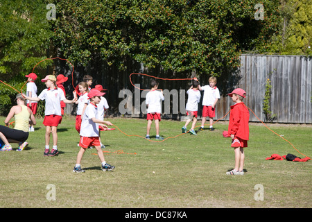 Australian i bambini della scuola elementare a loro annuale di attività sportiva giornata di Sydney Foto Stock