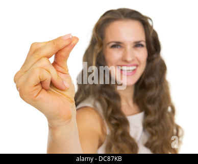 Primo piano su sorridente giovane donna dita a scatto Foto Stock