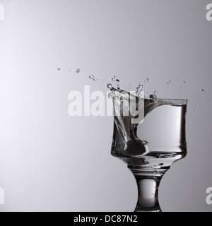 Vetro di spruzzi di acqua Foto Stock