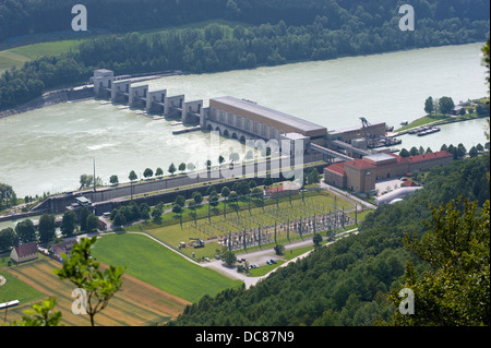 Il hyrdo-centrale elettrica con la chiusa di Jochenstein nel fiume Danubio nel sud della Germania Foto Stock