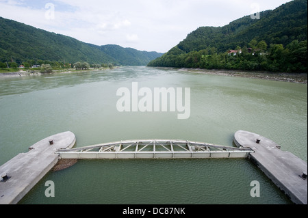 Parte della centrale idroelettrica Jochenstein nel fiume Danubio sul confine della Germania con l'Austria Foto Stock