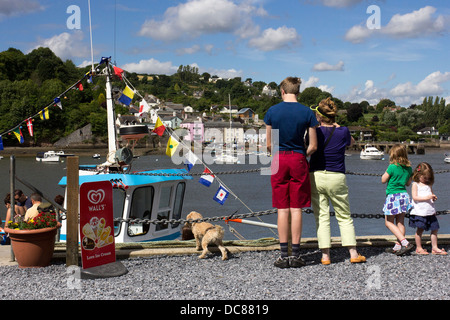 I bambini in attesa in banchina a salire a bordo del traghetto sul fiume Dart,Dittisham, Devon, Regno Unito, fiume, estate, dittisham, ditsum, destinazione,pareti Foto Stock