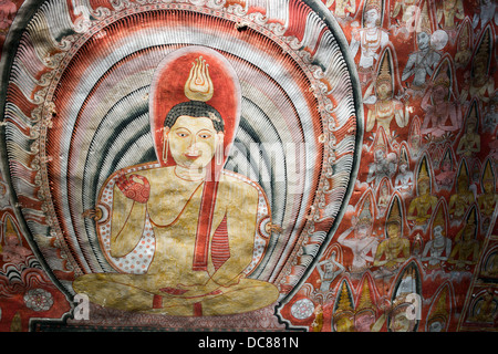 Preziosi dipinti a tempera con immagine del Buddha sul soffitto della caverna risalenti al XVIII secolo in Dambulla tempio nella grotta, Sri Lanka Foto Stock