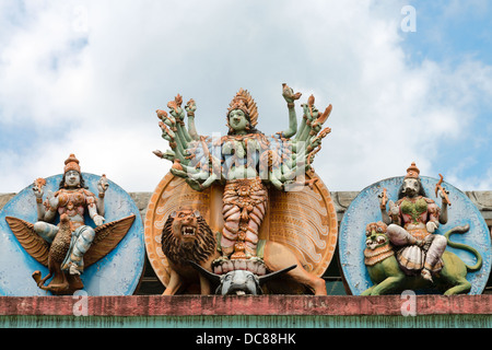 La statua della dea Durga sul suo veicolo Lion su un tempio indù Matale Sri Muttu Mariyamman, Sri Lanka Foto Stock