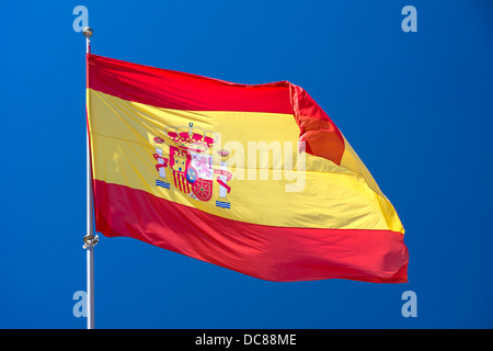 Una grande nazionale spagnolo di bandiera vola sopra il centro della città di Nerja, Andalusia, Spagna meridionale. Foto Stock