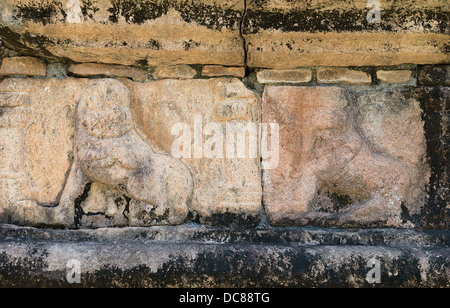 Antica scultura in pietra con i lions sulle rovine dell antico regno capitale in Polonnaruwa, Sri Lanka Foto Stock