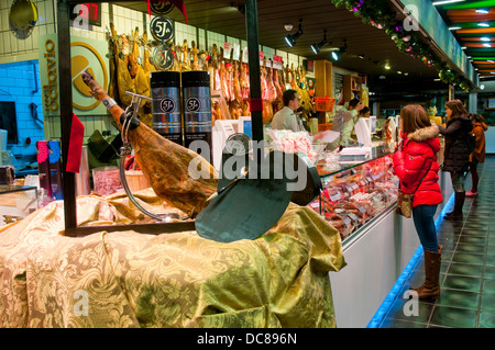 Iberica prosciutti in macelleria. San Anton mercato, Madrid, Spagna. Foto Stock