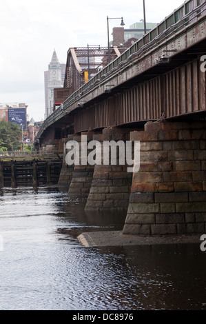 Vista del ponte Charletown, guardando attraverso il fiume Charles verso Boston dal centro città. Foto Stock