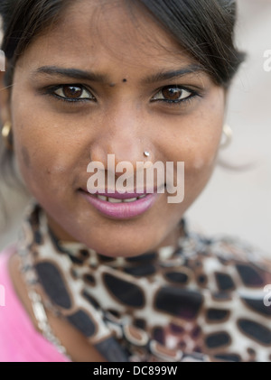 Bella ragazza indiana sulla strada a Varanasi INdia Foto Stock