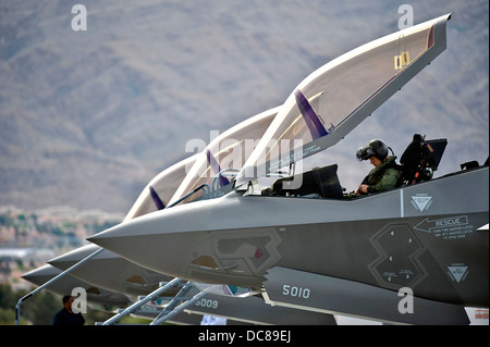 US Air Force Capt. Brad Matherne conduce controlli preflight all'interno di un F-35un fulmine II Stealth Fighter Aircraft prima di una missione di addestramento 4 Aprile 2013 presso la Base Aerea Militare di Nellis NV. Foto Stock