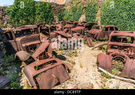 Un grande gruppo di vetture arrugginito, tra le rovine di Oradour-sur-Glane villaggio, Haute-Vienne reparto, Limousin, west-Francia centrale, Europa. Foto Stock