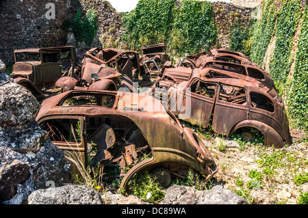 Un grande gruppo di vetture arrugginito, tra le rovine di Oradour-sur-Glane villaggio, Haute-Vienne reparto, Limousin, west-Francia centrale, Europa. Foto Stock