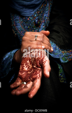 Mehendi, henna sulla sposa la mano Foto Stock