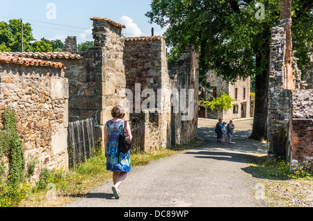 Visitatori attorno a piedi le rovine di Oradour-sur-Glane villaggio, Haute-Vienne reparto, Limousin, west-Francia centrale, Europa. Foto Stock