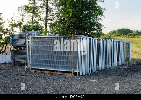 Una pila di metallo recinzione del sito Foto Stock