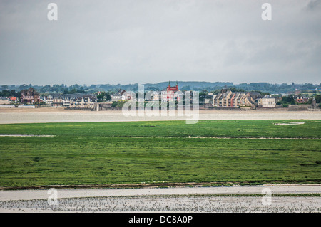 Una vista di Le Crotoy attraverso la baia di Saint-Valery-sur-Somme, entrambi i comuni del dipartimento della Somme, nel nord della Francia. Foto Stock