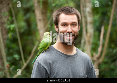 Turistico con parrocchetto, Uccelli di Eden, Plettenberg Bay, Sud Africa Foto Stock