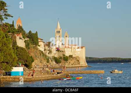 Le torri della chiesa Justine, Cattedrale e Sant'Andrea Chiesa, Città di Rab, isola di Rab, golfo di Kvarner, Croazia Foto Stock