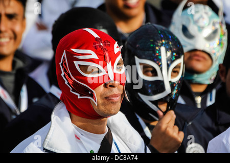 Gli uomini indossano wrestler messicano maschere Foto Stock