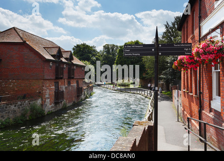 Fiume Itchen fluente attraverso Winchester. Hampshire. In Inghilterra. Regno Unito. Foto Stock