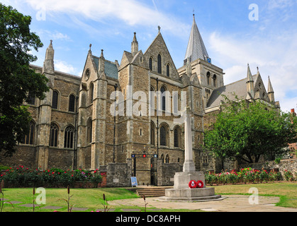 Rochester, Kent, Inghilterra, Regno Unito. Rochester Cathedral (604annuncio, la Gran Bretagna è il secondo più antico) e Memoriale di guerra Foto Stock