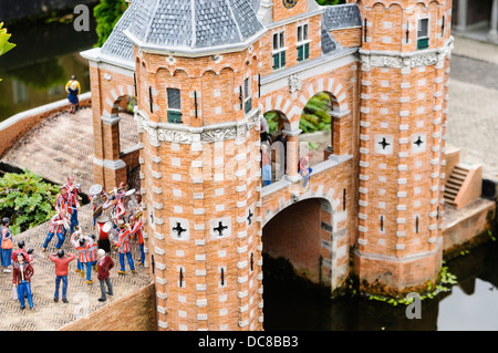 Cancello di ingresso del Castello De Haar, Haarzuilens, Utrecht, a Madurodam Interactive Miniture Park, Paesi Bassi Foto Stock