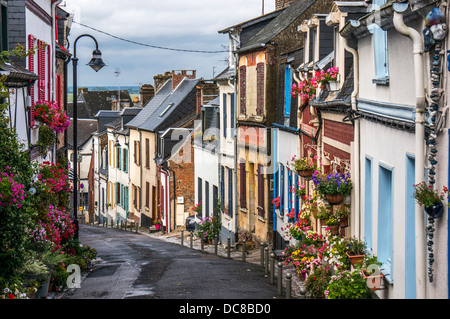 Bella strada laterale case di Saint-Valery-sur-Somme, un comune nel dipartimento della Somme, nel nord della Francia. Foto Stock