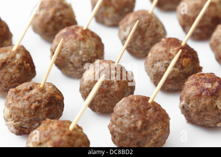 Fatti in casa a base di polpette di carne servita con stuzzicadenti. Foto Stock