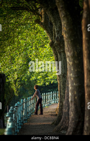 In estate, una giovane donna in uno dei parchi di Vichy da un tardo pomeriggio (Allier - Auvergne - Francia). Foto Stock