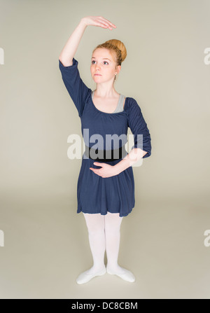 Bionda e giovane adolescente di sesso femminile in abito di balletto in piedi in posa di danza Foto Stock