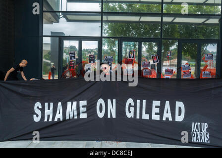 Parigi, Francia. Attivisti francesi contro l'AIDS, Act Up Protestion, Demonstration Against American Pharmaceutical Lab, Gilead Science, per non aver approvato i loro farmaci contro l'epatite C, per i pazienti malati, Sofosbufir. Holding protesta Banner: 'Vergogna su Gilead' grande industria farmaceutica proteste, sofosbuvir Foto Stock